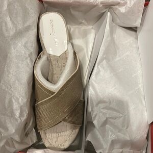 New in Box Size 11 Donald J Pliner Dani2-Le